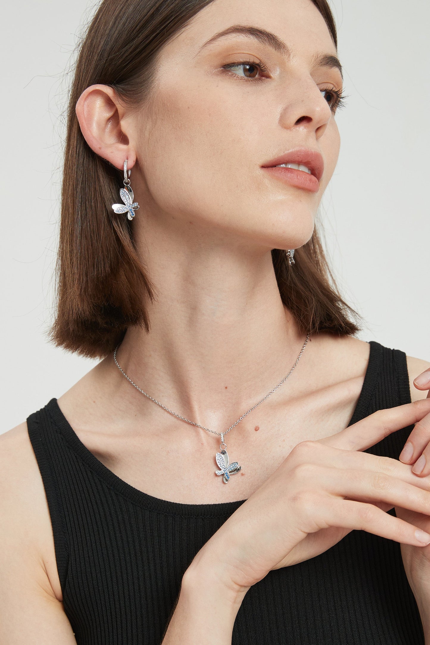 Silver Gradient Blue Pav¨¦ Diamond Butterfly Pendant Necklace
